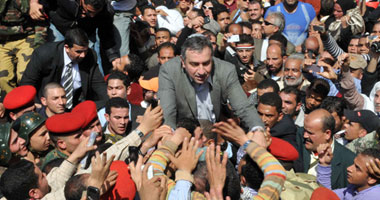 عصام شرف رئيس وزراء الثورة فى مهمة مقدسة