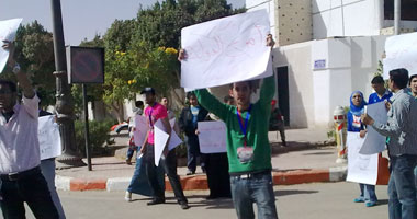 ائتلاف ثورة 25 يناير بالوادى الجديد يتظاهرون أمام مبنى أمن الدولة 