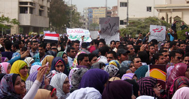 طالبات جامعة الزقازيق يحتفلن بثورة 25 يناير 