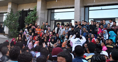 "العاملون بالمنتزه" يعلقون إضرابهم حتى مايو المقبل 