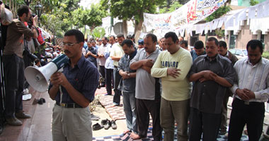 صلاة الغائب بمساجد أسوان على أرواح ضحايا بورسعيد