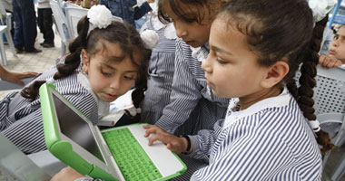 بالصور.."الأونروا" توزع أجهزة كمبيوتر على تلاميذ غزة
