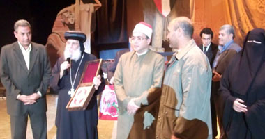 مطرانية المنصورة تهدى أسر الشهداء القرآن الكريم