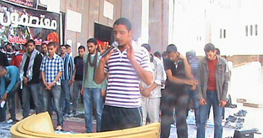 طلاب "بيطرى المنصورة" يؤدون صلاة الجمعة أمام مبنى الكلية