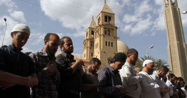 آلاف السلفيين يؤدون صلاة العصر أمام الكاتدرائية بالعباسية