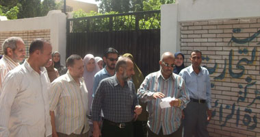 اعتصام مدرسين بالدقهلية لرفض مدير الإدارة عودتهم الى مدرستهم