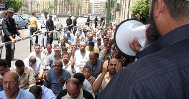 بالصور.. عمال أمونسيتو يصلون الجمعة أمام الشورى