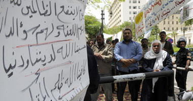 بالصور.. عمال تحسين الأراضى يصلون الجمعة الخامسة على التوالى أمام البرلمان ويهددون بنقل اعتصامهم للبحيرة.. والخطيب يؤكد: علينا التوجه إلى الله بعد فشل المسئولين
