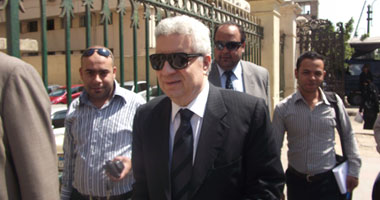 "أنصار مرتضى منصور" يهتفون من نوافذ قاعة المحكمة للقاضى "ارحل"
