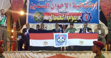 الجيش والإخوان يكرمون عمال السويس