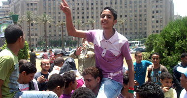 شاب وفتاة من المعتصمين فى التحرير يبدآن إضرابا عن الطعام 