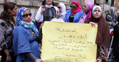 أولياء أمور مدارس النيل يتظاهرون أمام مجلس الوزراء 