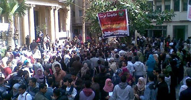 وقفة احتجاجية لطلاب "السياحة" بالإسكندرية اعتراضا على نتائج "التيرم" 