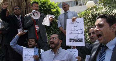 موظفو المحاسبات يحتشدون أمام الجهاز للمطالبة بإقالة الملط 