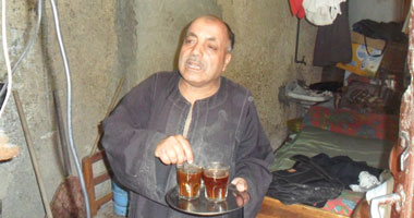 فراش يصافح "المشير": "أنت أحسن من مبارك اللى عمره ما سلم على حد"