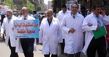 اعتصام أطباء مستشفى "نبروه" بعد الاعتداء على أحد زملائهم