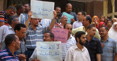 موظفو الأبنية التعليمية بالفيوم يفقدون الأمل فى صرف مكافآتهم