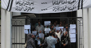 موظفو مستشفى المنصورة الدولى يهددون بالإضراب