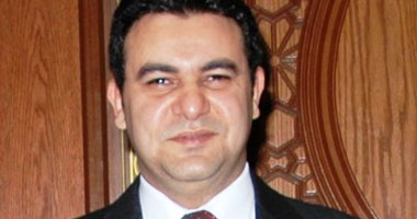 هل يستلزم زراعة عدسة بالعين بعد إزالة المياه البيضاء؟