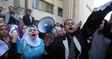 تظاهر العشرات من القوى السياسية أمام مجمع محاكم طنطا