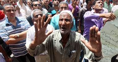 متظاهرو التحرير يعتدون على أمين شرطة