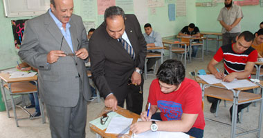 تساؤلات أمام لجان الثانوية عن تسريب "الفيزياء" بـ"البلاك بيرى"