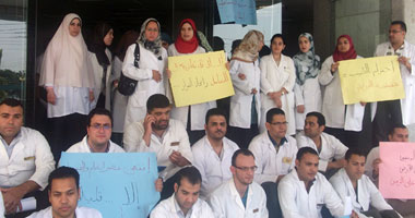 الأمن يغلق أبواب "الصحة" بسبب تظاهر أطباء العلاج الطبيعى 