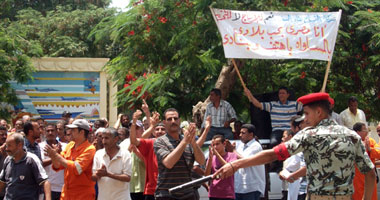 عمال شركات القناة يهتفون: "نحن مصريون ولا نريد إلا حقنا"