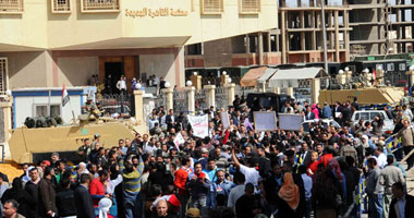 المتظاهرون يحطمون سيارة ترحيلات العادلى ومعاونيه