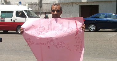 سائق يطلب اللجوء إلى إسرائيل أمام مجلس الوزراء بسبب فصله عن العمل