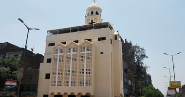 المسلمون والأقباط يواصلون أفراحهم بكنيسة "العذراء" فى إمبابة.. ويرددون مسلم ومسيحى "إيد واحدة".. والأنبا ثيئودسيوس: نريد المزيد من الأمن لمصر 