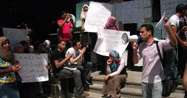 طلاب "تمريض دمنهور" و"الدبلومات" يتظاهرون أمام "التعليم العالى"