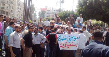 العاملون المؤقتون بجامعة المنصورة يقطعون الطريق 