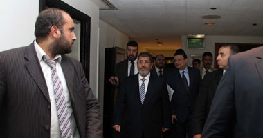 مرسى يلتقى قوى وشخصيات وطنية لبحث الموقف من "العسكرى"