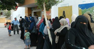 سيدة بالأقصر تحاول الإدلاء بصوتها رغم عدم إدراج اسمها بالكشوف