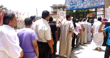 سيارة مجهولة تثير الذعر أمام إحدى اللجان بالفيوم