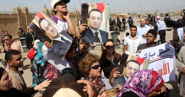 أعداد كبيرة من مؤيدى مبارك تصل أكاديمية الشرطة من مصطفى محمود 