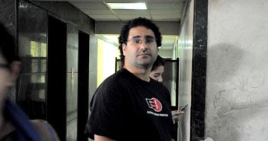 العشرات أمام مجمع المحاكم للتضامن مع منى سيف وعلاء عبد الفتاح