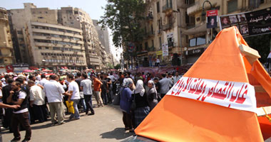 متظاهرو التحرير يزيلون لافتة شفيق من سطح إحدى العمارات