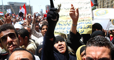 بالصور.. المتظاهرون يحتشدون بـ"التحرير" فى مليونية "الإصرار" للمطالبة بـ"عزل شفيق" وإعادة محاكمة "المخلوع".. المسيرات تتوافد على الميدان.. و"زهران": على البرلمان إثبات ولائه لـ"الثورة"