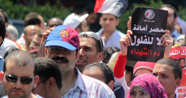 بالصور.. مسيرة مصطفى محمود ترفع شعار لا لـ"الفلول"