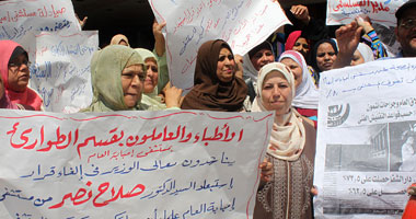 موظفو مستشفى "إمبابة العام" يتظاهرون ضد قرار نقل "المدير"