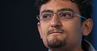 وائل غنيم يغادر القاهرة إلى لندن