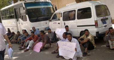 اعتصام خريجى الشعب القانونية أمام محكمة قنا لتعيينهم