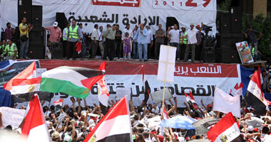 الأقباط يصلون فوق منصة الإخوان المسلمين بالتحرير 