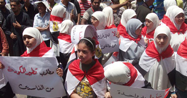 ثوار يرفعون علماً عملاقاً يمتد من جامعة الدول إلى مدخل التحرير