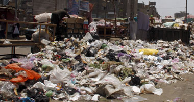 أهالى كوم أمبو يطالبون وزير البيئة برفع تلال القمامة