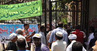  أهالى النوبة يتظاهرون أمام مجلس الشورى ويرفضون لقاء قنديل