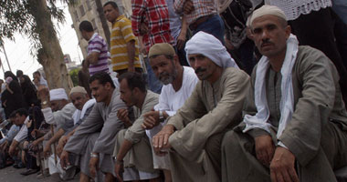 أهالى الفيوم أمام "العروبة" يطالبون "مرسى" برد الجميل
