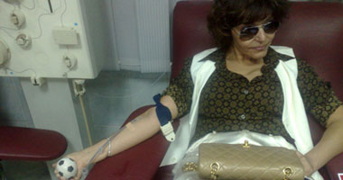 سميرة سعيد تقود حملة التبرع بالدم فى "ينابيع الحياة"